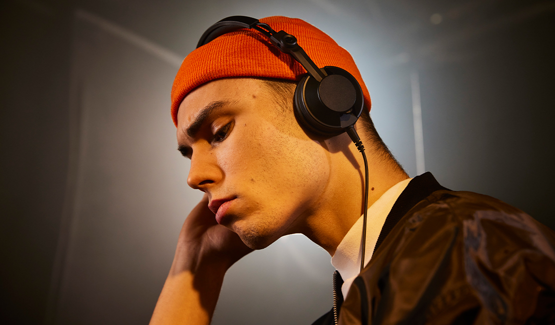HDJ-CX auriculares las lleva un chico