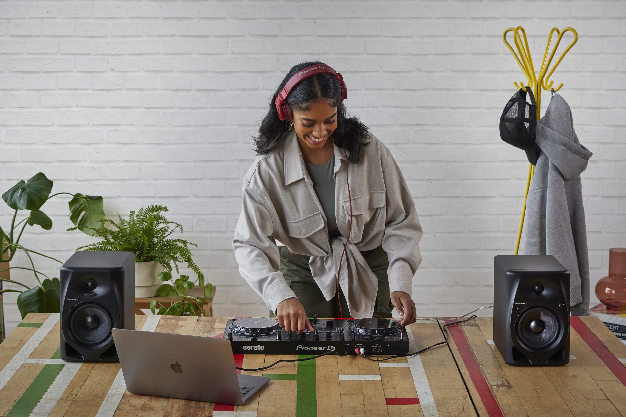 chica pinchando con ddj 4000