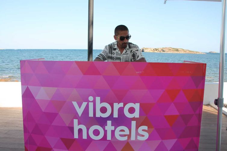 chico pinchando en vibra hotels