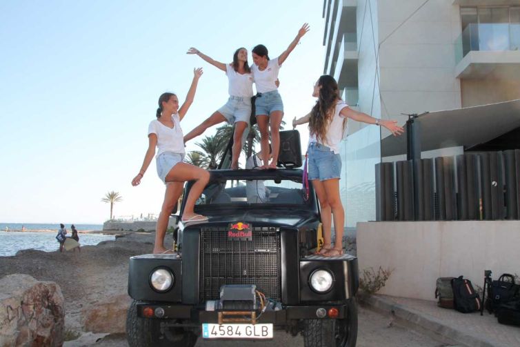 Chicas subidas al red bull sugga
