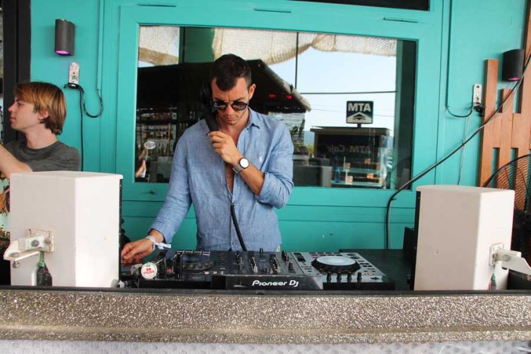 Marc pinchando en local