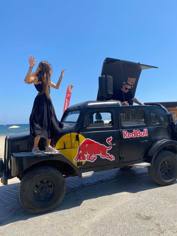chica en red bull sugga ibiza